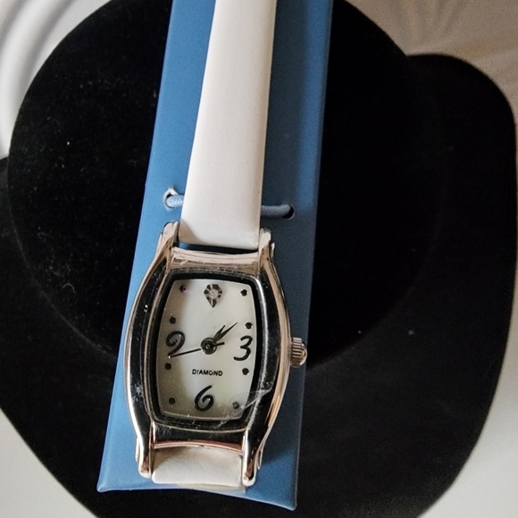 VINTAGE Avon- Diamond Accent Watch With Mother of Pearl Dial in White - Picture 2 of 4